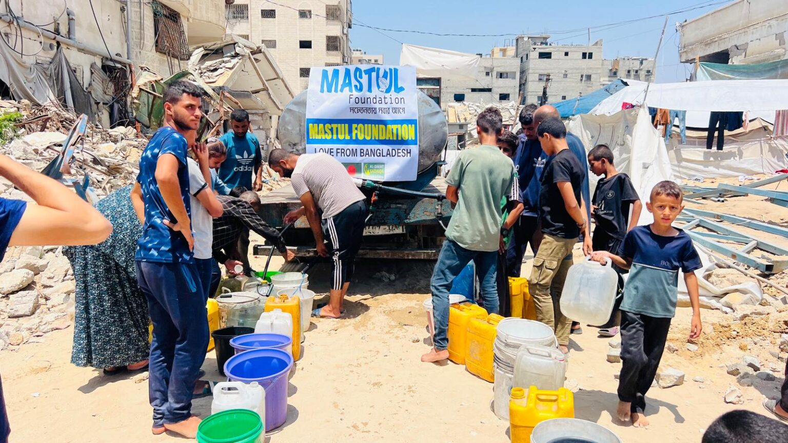 যুদ্ধক্ষেত্রে বিশুদ্ধ পানি বিতরণ: গাজার জন্য MASTUL ফাউন্ডেশনের পানি ত্রাণ কার্যক্রম