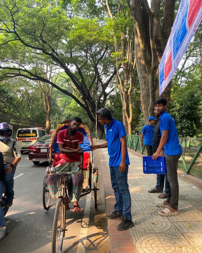 Devoted Volounteers Distributiong Food to the Daylabourers